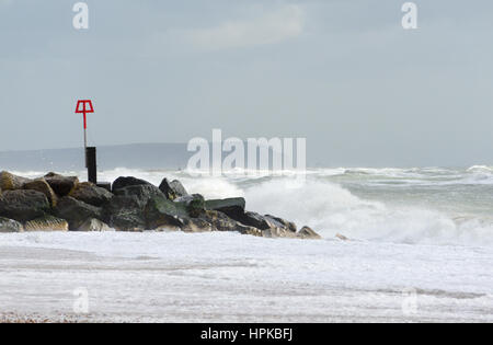 Stürmisches Wetter in Storm Doris, Hengistbury Head Beach, Christchurch, Dorset, UK. 23.. Februar 2017 Stockfoto