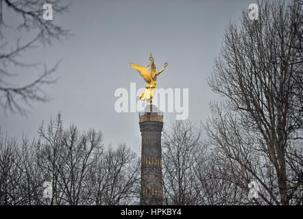 Berlin, Deutschland. 23. Februar 2017. Die Siegessäule ist vor einem grauen Himmel in Berlin, Deutschland, 23. Februar 2017 ersichtlich. Foto: Britta Pedersen/Dpa-Zentralbild/Dpa/Alamy Live News Stockfoto