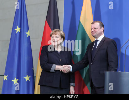 Berlin, Deutschland. 23. Februar 2017. Deutsche Bundeskanzlerin Angela Merkel (L) schüttelt die Hand mit dem Besuch der litauischen Ministerpräsidenten Saulius Skvernelis nach einer gemeinsamen Pressekonferenz in Berlin, Hauptstadt Deutschlands, am 23. Februar 2017. Bildnachweis: Shan Yuqi/Xinhua/Alamy Live-Nachrichten Stockfoto