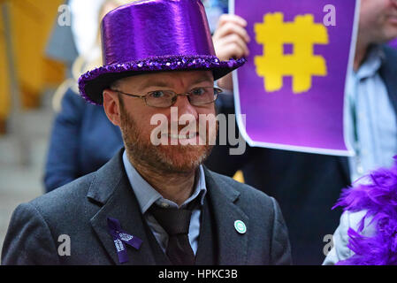 Edinburgh, Schottland. 23. Februar 2017. Scottish Green Party Co Convener Patrick Harvie trägt einen lila Zylinderhut, wie er bei einem Fototermin in das schottische Parlament um Unterstützung für LGBTI Jugend vor "#Purple Tag" zeigen schottische Minister, andere Parteiführer und MSPs verbindet Credit: Ken Jack/Alamy Live News Stockfoto