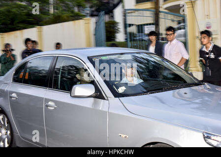 Kuala Lumpur, MALAYSIA. 23. Februar 2017. Zwei der Unidentify Mann Austreiben von der Botschaft der Demokratischen Volksrepublik Korea am 23. Februar 2017 in Kuala Lumpur, Malaysia. Bildnachweis: Chris Jung/ZUMA Draht/Alamy Live-Nachrichten Stockfoto