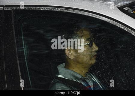 Kuala Lumpur, MALAYSIA. 23. Februar 2017. Unidentify Mann treibt allein von der Botschaft der Demokratischen Volksrepublik Korea am 23. Februar 2017 in Kuala Lumpur, Malaysia. Bildnachweis: Chris Jung/ZUMA Draht/Alamy Live-Nachrichten Stockfoto