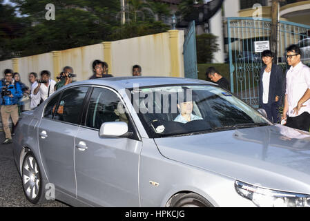 Kuala Lumpur, MALAYSIA. 23. Februar 2017. Zwei der Unidentify Mann Austreiben von der Botschaft der Demokratischen Volksrepublik Korea am 23. Februar 2017 in Kuala Lumpur, Malaysia. Bildnachweis: Chris Jung/ZUMA Draht/Alamy Live-Nachrichten Stockfoto