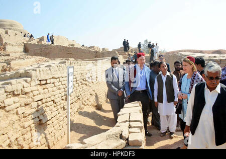 UNS Botschaft stellvertretender Leiter der Mission, Jonathan Pratt zusammen mit uns Generalkonsul, Grace W. Shelton und andere besuchen historische Weltkulturerbe von Mohenjo Daro Donnerstag, 23. Februar 2017. Stockfoto