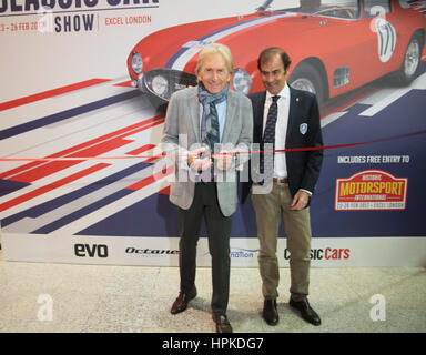 London, UK, 23. Februar 2017. Derek Bell, britischer Rennfahrer, Le Mans 24 Stunden fünfmal, die Daytona 24 dreimal und World Sports Car Championship zweimal gewonnen, Emanuele Pirro, italienische ehemalige Formel-1-Pilot und fünf Mal Le Mans 24 Stunden Sieger offiziell Eröffnung der London Oldtimers Show 2017 Credit: Paul Quezada-Neiman/Alamy Live News Stockfoto