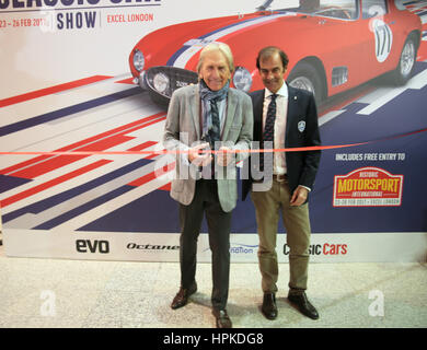 London, UK, 23. Februar 2017. Derek Bell, britischer Rennfahrer, Le Mans 24 Stunden fünfmal, die Daytona 24 dreimal und World Sports Car Championship zweimal gewonnen, Emanuele Pirro, italienische ehemalige Formel-1-Pilot und fünf Mal Le Mans 24 Stunden Sieger offiziell Eröffnung der London Oldtimers Show 2017 Credit: Paul Quezada-Neiman/Alamy Live News Stockfoto