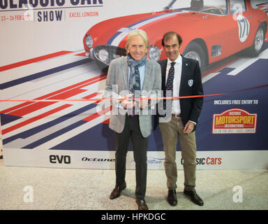 London, UK, 23. Februar 2017. Derek Bell, britischer Rennfahrer, Le Mans 24 Stunden fünfmal, die Daytona 24 dreimal und World Sports Car Championship zweimal gewonnen, Emanuele Pirro, italienische ehemalige Formel-1-Pilot und fünf Mal Le Mans 24 Stunden Sieger offiziell Eröffnung der London Oldtimers Show 2017 Credit: Paul Quezada-Neiman/Alamy Live News Stockfoto