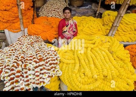 Kolkata, Westbengalen, Indien. 23. Februar 2017. Blumenmarkt unter der Howrah Brücke von der Seite der Fluss Hooghly, ist einer der belebtesten Gegend in Kalkutta in den frühen Morgenstunden. Blume Großhändler versammeln sich hier jeden Tag verkaufen Blumen und Girlanden. Morgen ist ein weiterer Anlass für Inder, die im Namen gefeiert wird Lord Shiva, in Indien nennt, ist Shiv Ratri, wodurch den Blumenmarkt belebter als sonst. Bildnachweis: Debsuddha Banerjee/ZUMA Draht/Alamy Live-Nachrichten Stockfoto