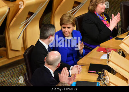 Edinburgh, Schottland, Vereinigtes Königreich. 23. Februar 2017. First Minister Nicola Sturgeon (C) gratuliert Finanz-Sekretär Derek Mackay (L) als Stufe 3 und abschließenden Debatte über den schottischen Haushalt erfolgt durch die Regierung, Credit: Ken Jack/Alamy Live News Stockfoto