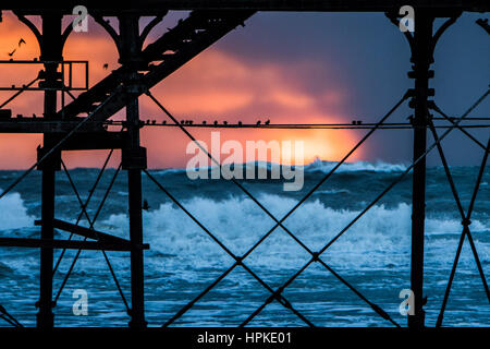 Aberystwyth, Wales, UK. 23. Februar 2017. UK-Wetter: Ein spektakulärer Sonnenuntergang hinter dem Pier in Aberystwyth nach der Tag-Ausfallursache Ansturm der Sturm Doris Sturm Doris die vierte war benannt Sturm des Winters, und wurde als eine "Wetter-Bombe" eingestuft (explosive Zyklogenese) von der Met Office Photo Credit: Keith Morris/Alamy Live News Stockfoto