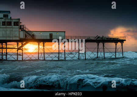 Aberystwyth, Wales, UK. 23. Februar 2017. UK-Wetter: Ein spektakulärer Sonnenuntergang hinter dem Pier in Aberystwyth nach der Tag-Ausfallursache Ansturm der Sturm Doris Sturm Doris die vierte war benannt Sturm des Winters, und wurde als eine "Wetter-Bombe" eingestuft (explosive Zyklogenese) von der Met Office Photo Credit: Keith Morris/Alamy Live News Stockfoto