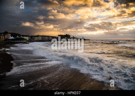 Aberystwyth, Wales, UK. 23. Februar 2017. UK-Wetter: Sonnenuntergang in Aberystwyth nach der Ansturm der Sturm Doris Sturm Doris die vierte war benannt Sturm des Winters, und wurde als eine "Wetter-Bombe" eingestuft (explosive Zyklogenese) von der Met Office Photo Credit: Keith Morris/Alamy Live News Stockfoto