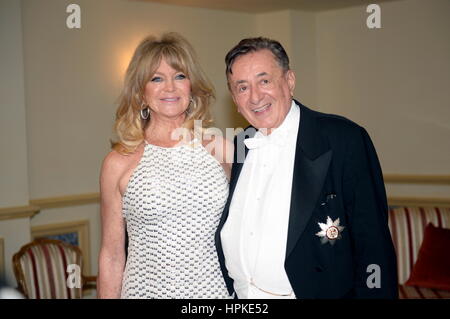 Vienne, Österreich. 23. Februar 2017. Österreichischer Milliardär Richard Lugner und US-Filmstar Goldie Hawn, als Ehrengast des Opernballs am 23. Februar 2017 vor dem Opernball im Grand Hotel in Wien. Das Bild zeigt (von L bis R Goldie Hawn) und Richard Lugner. Kredit: Franz Perc/Alamy Live News Stockfoto