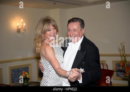 Vienne, Österreich. 23. Februar 2017. Österreichischer Milliardär Richard Lugner und US-Filmstar Goldie Hawn, als Ehrengast des Opernballs am 23. Februar 2017 vor dem Opernball im Grand Hotel in Wien. Das Bild zeigt (von L bis R) Goldie Hawn und Richard Lugner. Kredit: Franz Perc/Alamy Live News Stockfoto