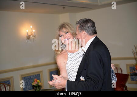 Vienne, Österreich. 23. Februar 2017. Österreichischer Milliardär Richard Lugner und US-Filmstar Goldie Hawn, als Ehrengast des Opernballs am 23. Februar 2017 vor dem Opernball im Grand Hotel in Wien. Das Bild zeigt (von L bis R) Goldie Hawn und Richard Lugner. Kredit: Franz Perc/Alamy Live News Stockfoto