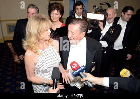 Vienne, Österreich. 23. Februar 2017. Österreichischer Milliardär Richard Lugner und US-Filmstar Goldie Hawn, als Ehrengast des Opernballs am 23. Februar 2017 vor dem Opernball im Grand Hotel in Wien. Das Bild zeigt (von L bis R) Goldie Hawn und Richard Lugner. Kredit: Franz Perc/Alamy Live News Stockfoto