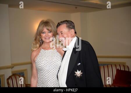 Vienne, Österreich. 23. Februar 2017. Österreichischer Milliardär Richard Lugner und US-Filmstar Goldie Hawn, als Ehrengast des Opernballs am 23. Februar 2017 vor dem Opernball im Grand Hotel in Wien. Das Bild zeigt (von L bis R) Goldie Hawn und Richard Lugner. Kredit: Franz Perc/Alamy Live News Stockfoto