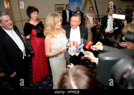 Vienne, Österreich. 23. Februar 2017. Österreichischer Milliardär Richard Lugner und US-Filmstar Goldie Hawn, als Ehrengast des Opernballs am 23. Februar 2017 vor dem Opernball im Grand Hotel in Wien. Das Bild zeigt (von L bis R) Goldie Hawn und Richard Lugner. Kredit: Franz Perc/Alamy Live News Stockfoto