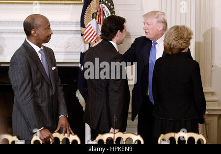 Washington DC, USA. 23. Februar 2017. US-Präsident Donald Trump grüßt Kenneth Frazier Chairman und CEO von Merck (L) und Ford Motor CEO Mark Fields vor eine listening Session mit Fertigung CEOs in der State Dining Room des weißen Hauses am 23. Februar 2017 in Washington, DC. Bildnachweis: Olivier Douliery/Pool über CNP /MediaPunch Stockfoto