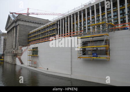 Berlin, Deutschland. 23. Februar 2017. James Simon-Galerie auf der Museumsinsel im Bau in Berlin, Deutschland. Es wurde vom britischen Architekten David Chipperfield entworfen. Bildnachweis: Markku Rainer Peltonen/Alamy Live-Nachrichten Stockfoto