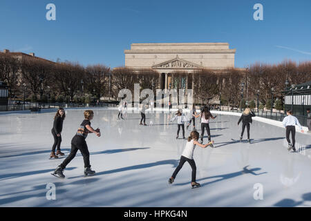 Washington, DC, USA. 23. Februar 2017. Eisläufer gekleidet für Frühjahr Skate unter 74 Grad (F) Sonne bei ungewöhnlich warmen Winterwetter an der nationalen Galerie der Kunst Skulptur Garten Eisbahn an der National Mall. Bildnachweis: Bob Korn/Alamy Live-Nachrichten Stockfoto