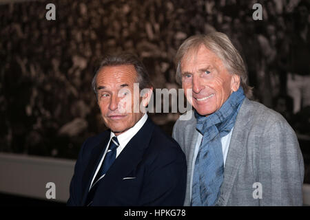 Phto-Anruf mit Jacky Ickx und Derek Bell, bei der Ickx Icon Collection. Die London Classic Car Show. Stockfoto