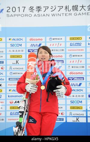 Sapporo, Hokkaido, Japan. 23. Februar 2017. EMI Hasegawa (JPN) Ski Alpin: Emi Hasegawa Japans steht auf dem Podium mit ihrer Goldmedaille nach dem Sieg im Riesenslalom der Frauen während der 2017 Sapporo asiatischen Winterspiele in Sapporo Teine in Sapporo, Hokkaido, Japan. Bildnachweis: Hiroyuki Sato/AFLO/Alamy Live-Nachrichten Stockfoto