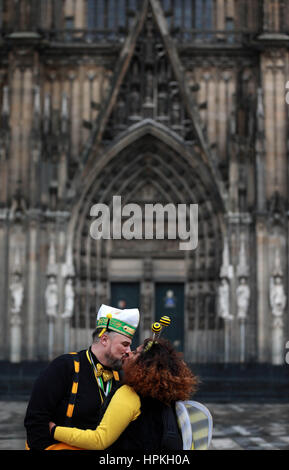 Köln, Deutschland. 23. Februar 2017. Ein paar küssen vor dem Kölner Dom während der Straßenkarneval in Köln, 23. Februar 2017. Bildnachweis: Luo Huanhuan/Xinhua/Alamy Live-Nachrichten Stockfoto