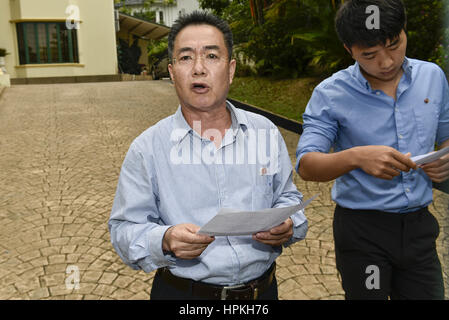 Kuala Lumpur, Malaysia. 24. Februar 2017. Sekretär des Nordkorea Botschaft von Kim Yoo-sung(L) und interpreter(R) hat Pressekonferenz am Haupttor der nordkoreanischen Botschaft an diesem Morgen. Sie Klagen eines Südkorea Zeitung HanKyoreh durch ihre Lügen über ihre Artikel am 24. Februar 2017 in Kuala Lumpur, Malaysia. Bildnachweis: Chris Jung/ZUMA Draht/Alamy Live-Nachrichten Stockfoto