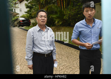 Kuala Lumpur, Malaysia. 24. Februar 2017. Sekretär des Nordkorea Botschaft von Kim Yoo-sung(L) und interpreter(R) hat Pressekonferenz am Haupttor der nordkoreanischen Botschaft an diesem Morgen. Sie Klagen eines Südkorea Zeitung HanKyoreh durch ihre Lügen über ihre Artikel am 24. Februar 2017 in Kuala Lumpur, Malaysia. Bildnachweis: Chris Jung/ZUMA Draht/Alamy Live-Nachrichten Stockfoto