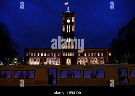 Berlin, Deutschland. 23. Februar 2017. Die erleuchteten Fenster das Rote Rathaus in Berlin, Deutschland, 23. Februar 2017. Bildnachweis: Dpa/Alamy Live-Nachrichten Stockfoto