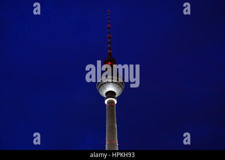 Berlin, Deutschland. 23. Februar 2017. Die Alexander Fernsehturm in Berlin, Deutschland, 23. Februar 2017. Foto: Maurizio Gambarini/Dpa/Alamy Live News Stockfoto