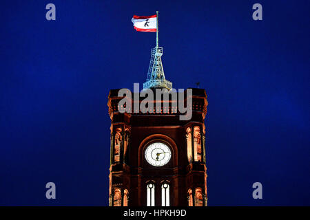 Berlin, Deutschland. 23. Februar 2017. Die erleuchteten Fenster das Rote Rathaus in Berlin, Deutschland, 23. Februar 2017. Foto: Maurizio Gambarini/Dpa/Alamy Live News Stockfoto