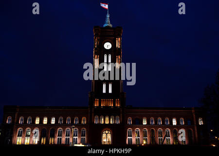 Berlin, Deutschland. 23. Februar 2017. Die erleuchteten Fenster das Rote Rathaus in Berlin, Deutschland, 23. Februar 2017. Bildnachweis: Dpa/Alamy Live-Nachrichten Stockfoto