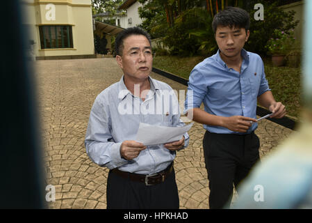 Kuala Lumpur, Malaysia. 24. Februar 2017. Sekretär des Nordkorea Botschaft von Kim Yoo-sung(L) und interpreter(R) hat Pressekonferenz am Haupttor der nordkoreanischen Botschaft an diesem Morgen. Sie Klagen eines Südkorea Zeitung HanKyoreh durch ihre Lügen über ihre Artikel am 24. Februar 2017 in Kuala Lumpur, Malaysia. Bildnachweis: Chris Jung/ZUMA Draht/Alamy Live-Nachrichten Stockfoto