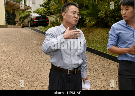 Kuala Lumpur, Malaysia. 24. Februar 2017. Sekretär des Nordkorea Botschaft von Kim Yoo-sung(L) und interpreter(R) hat Pressekonferenz am Haupttor der nordkoreanischen Botschaft an diesem Morgen. Sie Klagen eines Südkorea Zeitung HanKyoreh durch ihre Lügen über ihre Artikel am 24. Februar 2017 in Kuala Lumpur, Malaysia. Bildnachweis: Chris Jung/ZUMA Draht/Alamy Live-Nachrichten Stockfoto