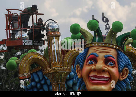 Sao Paulo, Brasilien. 23. Februar 2017. Männer arbeiten vor Karneval Festwagen in Anhembi Sambadrome in Sao Paulo, Brasilien, am 23. Februar 2017. Die Sambaschulen Paraden für den Karneval beginnt am Freitag in Sao Paulo. Bildnachweis: Rahel Patras/Xinhua/Alamy Live-Nachrichten Stockfoto