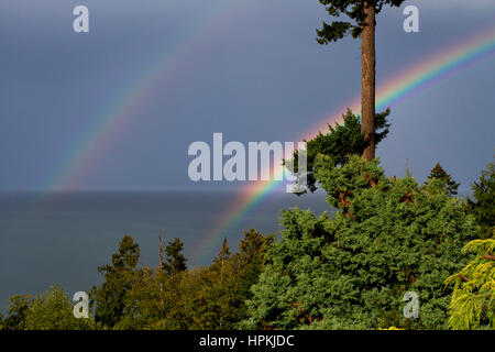 Doppelter Regenbogen über die Strait Of Georgia aus Norden Nanaimo, BC, Kanada Stockfoto