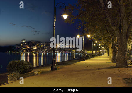 Eine Nachtaufnahme Anguilara Sabazia Promenade. Es ist ein sehr schönes Dorf am Ufer des Bracciano See in der Nähe von Rom, Italien Stockfoto