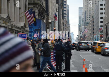 Polizisten in New York City während Trumpf Rallye Stockfoto