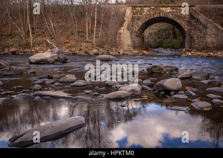 Lehigh Gorge State Park in spät Nachmittag fallen mit alten Zug Tressel gezeigt reflektierende seichten Fluss entlang Stockfoto