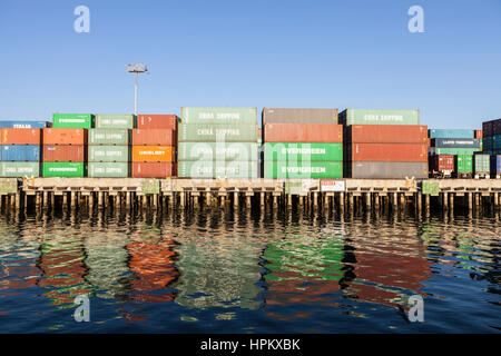 Los Angeles, Kalifornien, USA - 25. September 2010: Gestapelte Dockside Versandbehälter im überfüllten Hafen Los Angeles. Stockfoto