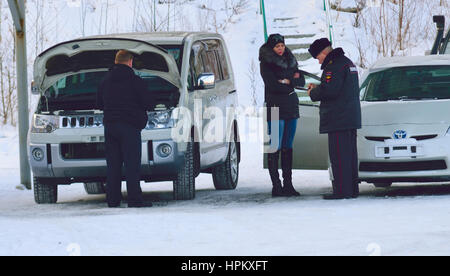 Russland, eine Abstimmung der Zahl der Einheiten des Autos, wenn die Registrierung und die Ausgabe von Kennzeichen. Russland, der Stadt Nachodka, primorye Terri Stockfoto