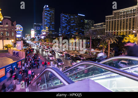 Editorial Blick auf belebten Fußgängerverkehr am Las Vegas Strip.