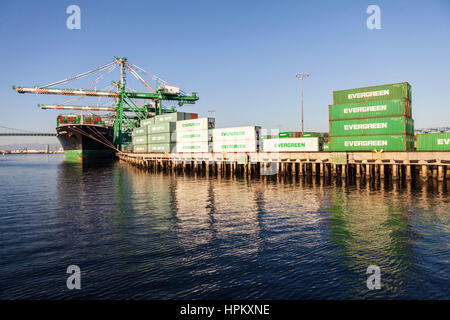 Los Angeles, Kalifornien, USA - 25. September 2010: Luftfracht-Container und Schiffe in den überlasteten Los Angeles Harbor. Stockfoto
