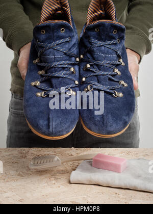Der Mann seine Wildlederschuhe reinigen Schuhpflege Stockfoto