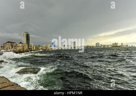 Der Malecon (offiziell Avenida de Maceo) ist eine breite Esplanade, Fahrbahn und Deich die erstreckt sich über 8 km (5 Meilen) entlang der Küste in Havanna, Kuba Stockfoto