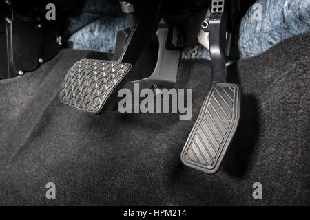 https://l450v.alamy.com/450vde/hpm214/bremse-und-gaspedal-pedal-automatikgetriebe-autos-hpm214.jpg
