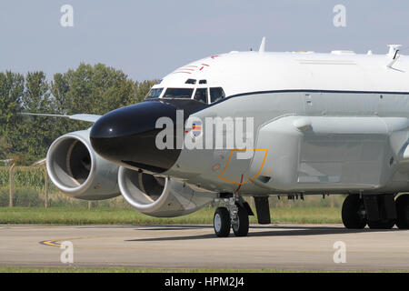 USAF RC-135W drehen auf der Piste 11 in RAF Mildenhall. Dieses Flugzeug war die tägliche Flüge nach unten in Europa zur Überwachung der ukrainischen Krise Durchführung. Stockfoto