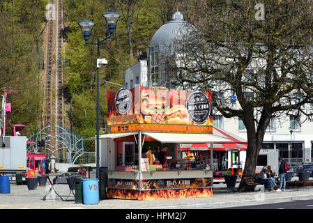 Hotdog-Stand während einer Messe in Spa, Belgien Stockfoto